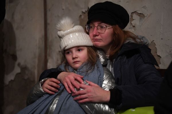 2022年2月26日，乌克兰首都基辅的轰炸警报期间，赫尔加·塔拉索娃拥抱她的女儿基拉·沙波瓦洛娃在地下避难所中等待。