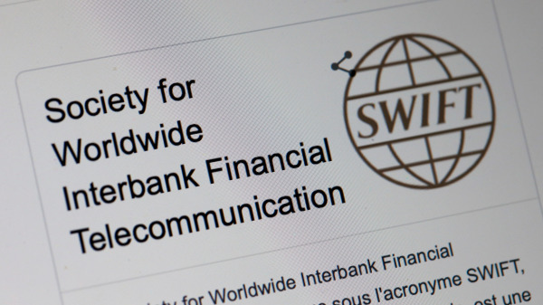 在法国巴黎的电脑屏幕上显示的SWIFT（环球银行金融电信协会）徽标