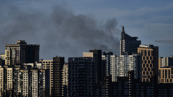 2022年2月26日，乌克兰首都基辅的建筑物中所冒出的浓烟。