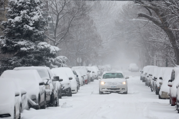 2022年2月2日，一場冬季風暴給美國中部地區帶來了冰雪和凍雨天氣，圖為伊利諾伊州芝加哥市的一條街道被白雪覆蓋的情景。（圖片來源：Scott Olson/Getty Images）