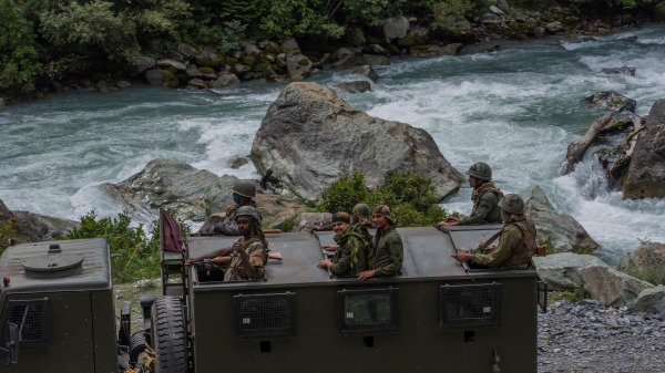 2020年9月2日中印邊境，載有增援和補給的印度軍隊車隊在與西藏接壤的高速公路上。