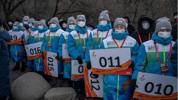 2022年2月3日，在北京郊外的八达岭长城举行2022年冬奥会火炬接力。