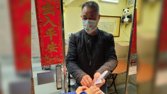 “北河同行”初三为露宿者和基层派爱心饭盒(图)