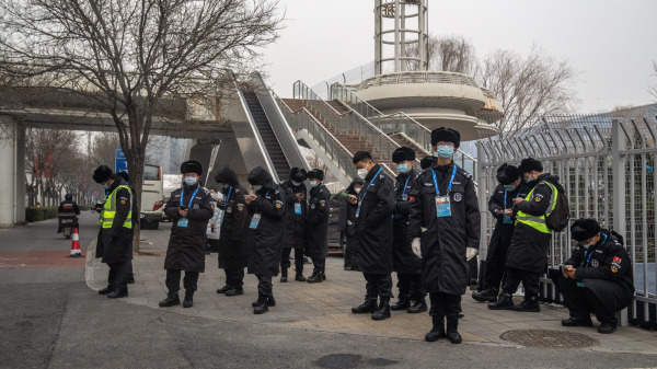 北京冬奧會安保人員聚集在北京的國家體育館附近