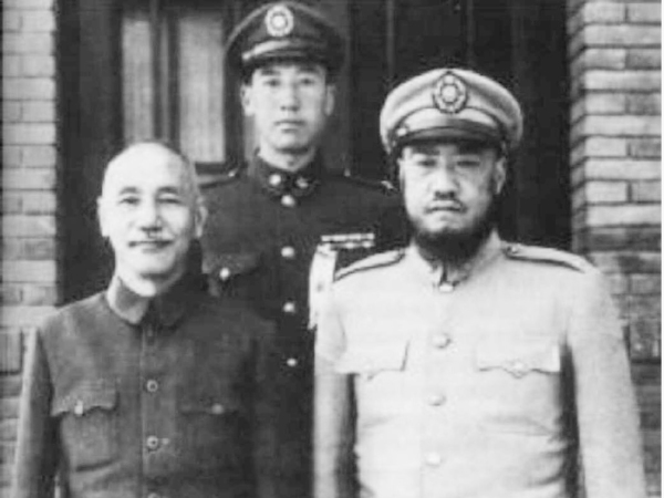 蔣介石（左）和馬步芳、馬繼援