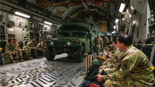  2022年2月4日，美國陸軍派遣2000名士兵赴歐洲，支援北約部隊。圖為第一批出發的陸軍。 （圖片來源：美國陸軍推特）