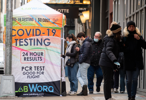 图为2022年1月25日，美国纽约时代广场，人们排队进行免费的新冠病毒PCR检测。（图片来源：Noam Galai/Getty Images）