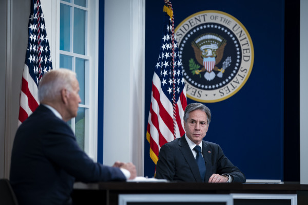 圖為2021年9月17日，美國總統拜登（左）和國務卿布林肯（右）出席一個關於氣候變化的論壇。（圖片來源：Al Drago/Getty Images）