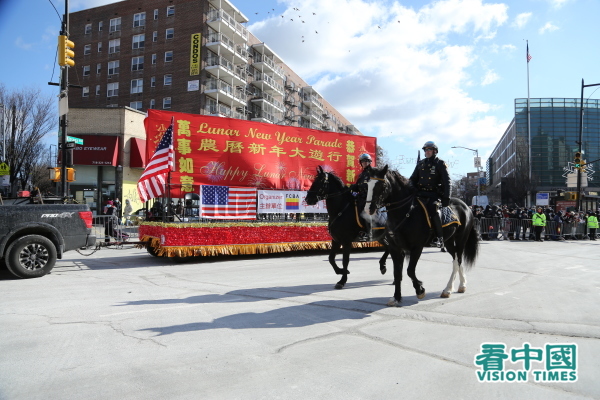2022年2月5日，在美国纽约最大的华人社区法拉盛，举办了中国新年虎年大游行。