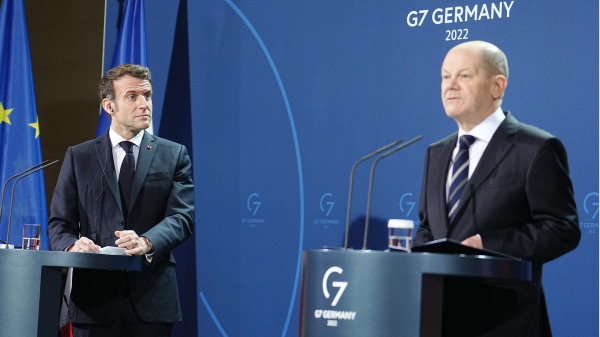 2022年1月25日，德国总理舒尔茨和法国总统马克龙在柏林举行联合记者会（图片来源：Kay Nietfeld - Pool/Getty Images)