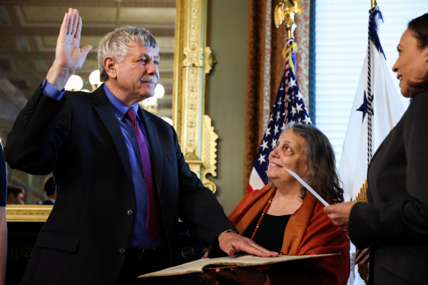 圖為2021年6月2日，埃里克·蘭德（Eric Lander，左）在就職儀式上舉手宣誓，之後成為白宮的科學和技術政策辦公室（OSTP）主任。（圖片來源：Anna Moneymaker/Getty Images）