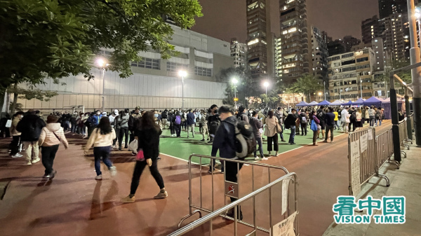 2月7日，香港油麻地区居民排队等候新冠肺炎病毒强制检测一景。（图片来源：何佳慧/看中国）