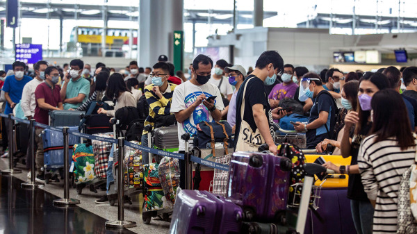 过去三年多，有30万香港人已经移居海外，超过一半是来了英国。图为香港机场内办理英国航班的柜台前市民大排长龙。（图片来源：Getty Images）