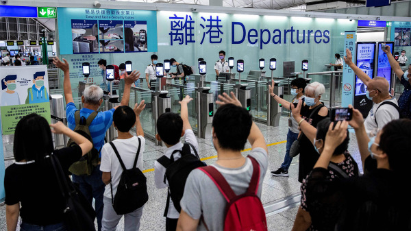 2021年7月22日，港人在机场离境大堂送别移民亲友。（图片来源：Getty Images）