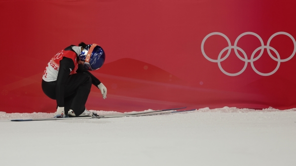 2月7日，日本隊的高梨沙羅在混合團體跳臺滑雪決賽中，被取消資格後顯得沮喪。
