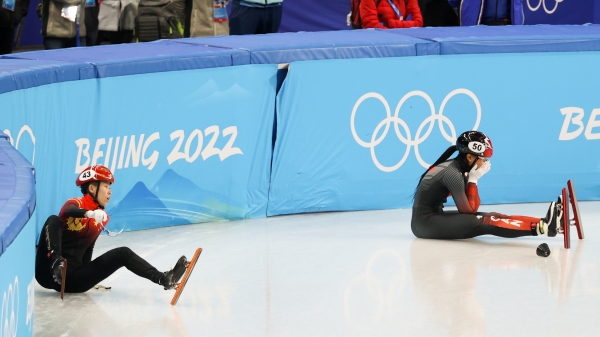 中國滑冰女將范可新(左）在與對手爭道時，故意將場上障礙物推向前方加拿大代選手查理斯（Alyson Charles）造成對方摔倒，但自己也慘摔。