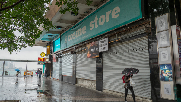 “清零”令香港百业萧条，街头商铺关门结业。（图片来源：庞大卫/看中国）