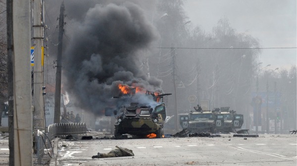 在烏克蘭第二大城市哈爾科夫，烏克蘭武裝部隊與俄羅斯軍隊發生激戰，一輛俄羅斯裝甲運兵車（APC）在身份不明的士兵屍體旁燃燒。