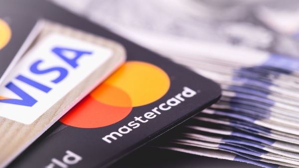 世界最通行的两大银行卡系统发行的维萨（Visa）卡和万事达卡（MasterCard）