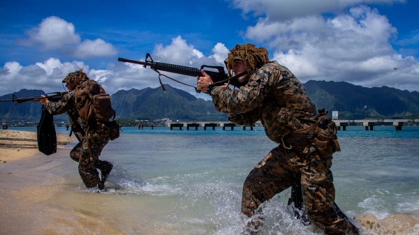 2020年5月28日，海军陆战队在两栖突击演习中穿越水域。