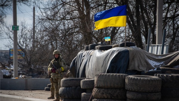 2022年3月10日，乌克兰战略港口城市Mykolaiv以东，一名士兵在检查站守卫。（图片来源：Scott Peterson/Getty Images）