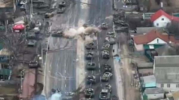 俄軍戰車於通往基輔的主要道路上進行集結，卻遭烏軍當成靶子打。(圖片來源: 公用領域 烏克蘭國防情報局)