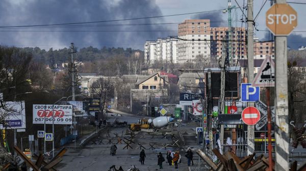 2022 年 3 月 10 日，乌克兰首都基辅以北的伊尔平（Irpin）小镇的居民在撤离。
