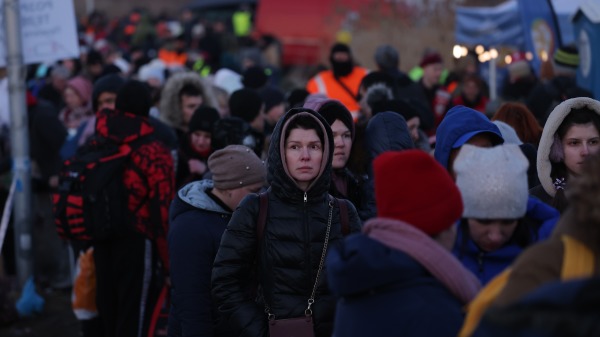 俄乌战争爆发，造成大量乌克兰人流离失所。图为在波兰边境等待汽车的乌克兰人。