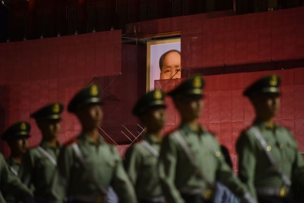 這張照片拍攝於 2019 年 5 月 18 日，顯示在北京進行翻修時，武警在天安門門前經過已故共產黨領導人毛澤東的肖像。