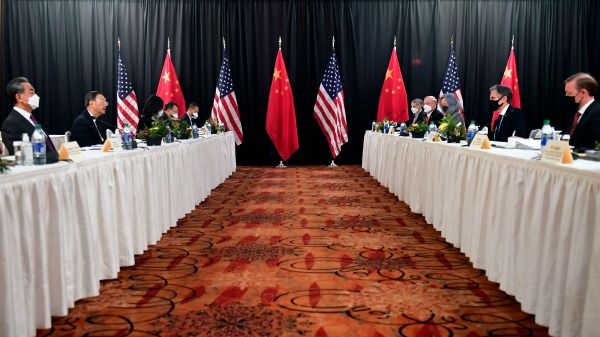 2021年3月18日，美中高級官員蘇利文、布林肯、楊潔篪和王毅在美國阿拉斯加會面。（圖片來源：FREDERIC J. BROWN/POOL/AFP via Getty Images）