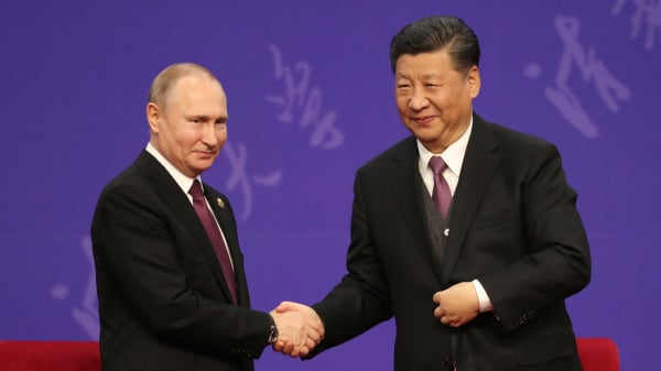 北京第二届“一带一路”国际合作高峰论坛的第二天，在中国北京的友谊宫，俄罗斯总统弗拉基米尔・普京（Vladimir Putin，左）与中国国家主席习近平（右）在清华大学毕业典礼上握手。
