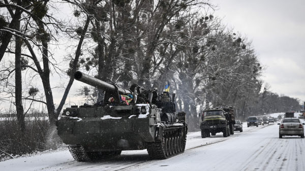 2022年3月8日，一辆乌克兰坦克在一条主干道上行驶。