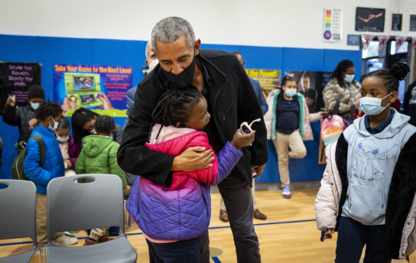 图为2021年11月30日，美国前总统奥巴马（Barack Obama）在华盛顿DC的一个小学里和孩子们交谈、拥抱，他鼓励孩子们接种新冠病毒疫苗。（图片来源：Doug Mills-Pool/Getty Images）