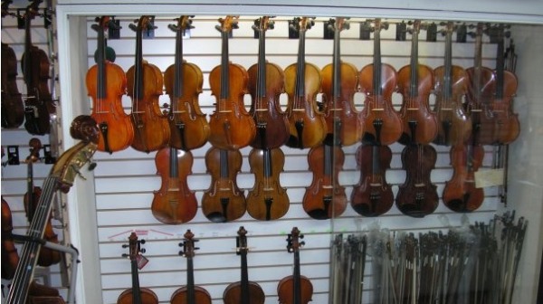 Laconia有8000件乐器的可供出租，包括原声吉他、电吉他、低音吉他、单簧管、长笛、小提琴、中提琴、大提琴和弦乐贝司等。