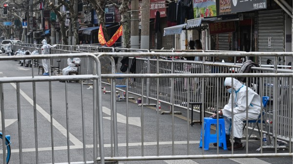 3月14日，上海的警察和政府人員在封鎖街道。