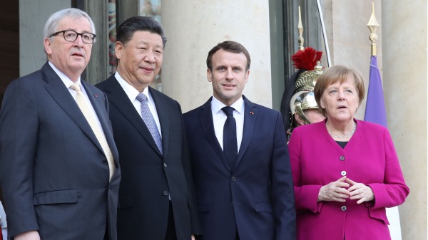  		2019年3月26日，法国总统马克龙迎接习近平、欧盟委员会主席和德国总理默克尔参加会议。（图片来源：LUDOVIC MARIN/AFP via Getty Images)