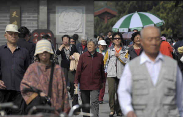 北京天坛公园晨练结束后，当地老年居民离开。