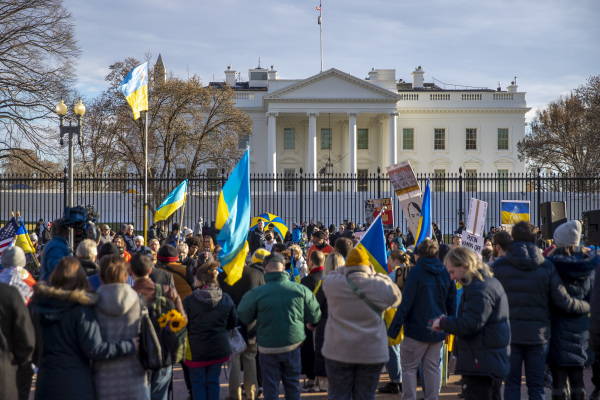 2022年3月13日，美國首都華盛頓DC的白宮外面，支持烏克蘭的美國民眾和活動人士舉行集會和守夜活動，向保衛烏克蘭的人們致敬並譴責俄羅斯在烏克蘭濫殺無辜的暴行。（圖片來源：Tasos Katopodis/Getty Images）