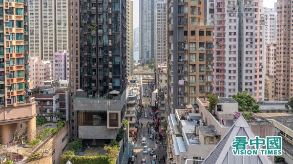 香港樓市下滑,中原集團創辦人施永青表示，需裁減近一成。圖為港島西灣河區住宅樓宇。（攝影：龐大衛/看中國）