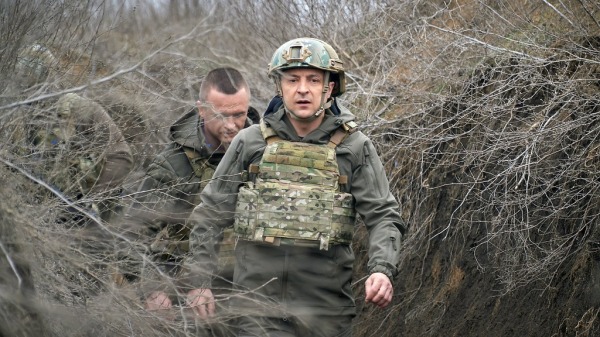 2021年4月9日乌克兰总统泽连斯基视察顿巴斯前线附近的武装部队阵地。