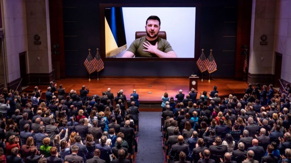 2022年3月16日，在乌克兰继续抵御俄罗斯的持续入侵时，乌克兰总统泽伦斯基通过视频在美国国会发表演讲