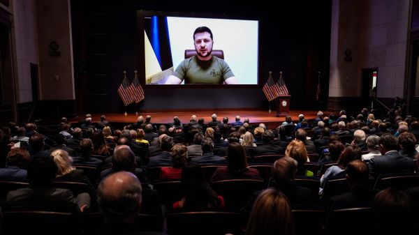 乌克兰总统泽连斯基（Zelensky）通过视频向美国国会联席会议发表演讲，请求美国大力支援乌克兰抵御俄罗斯入侵。