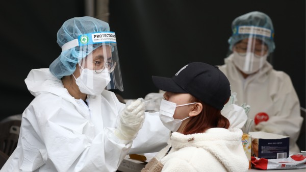 2022年3月17日，一名醫務人員在韓國首爾檢測中心進行。韓國單日新增病例飆升至超過60萬例，再創歷史新高。