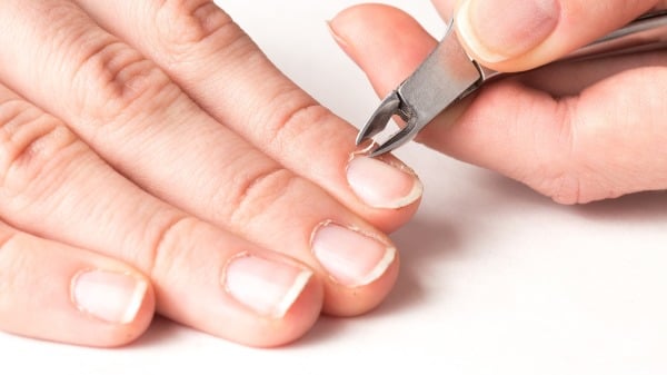 用锋利且干净的指甲刀剪走倒刺，勿用手撕。