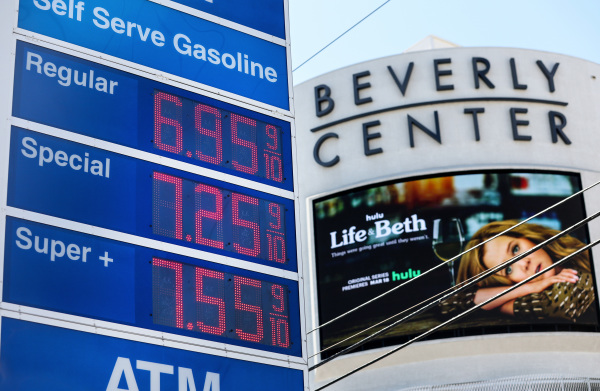 图为2022 年 3 月 7 日，美国加利福尼亚州洛杉矶，比佛利中心大厦街对面的美孚加油站显示的普通汽油价格已经接近每加仑7美元。（图片来源：Mario Tama/Getty Images）