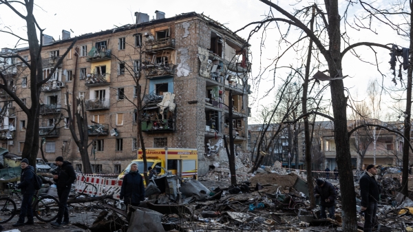 2022 年 3 月 18 日，在乌克兰基辅，俄罗斯向基辅 Podilskyi 区的 Vynohradar 住宅区发射导弹后，居民调查了残骸。袭击造成1人死亡、19人受伤，其中包括4名儿童。