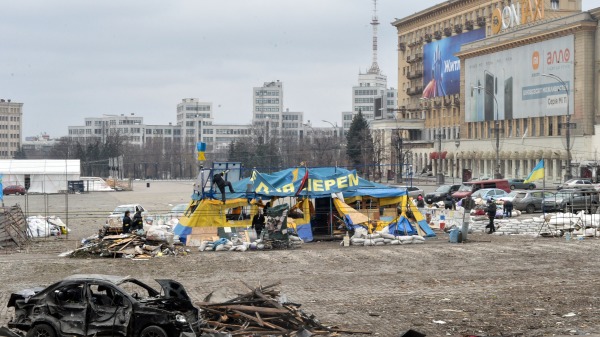 2022 年3月1日受损的哈尔科夫市政厅外的广场，被俄军炮击摧毁。