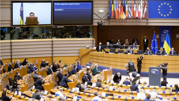 2022年3月2日，乌克兰总统泽连斯基在欧洲议会上虚拟发言。（图片来源：Thierry Monasse/Getty Images）