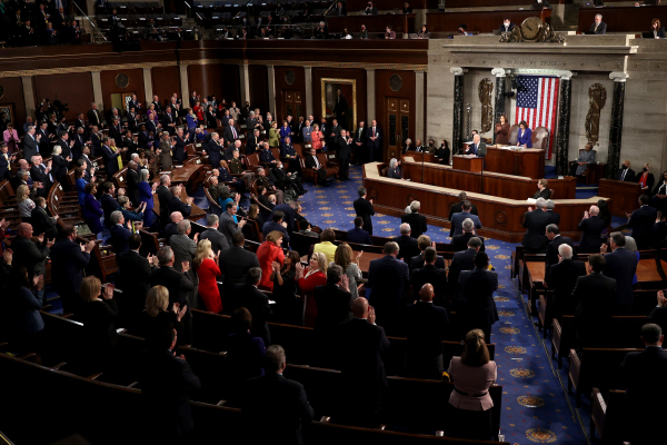 2022 年 3 月 1日晚间，美国总统拜登在美国国会大厦举行的国会联席会议上发表了他上任后的第一次国情咨文演讲。（图片来源：Julia Nikhinson-Pool/Getty Images）