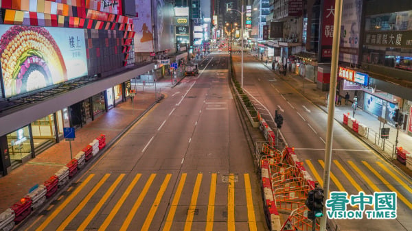 图为香港夜晚冷清的街头。（摄影：庞大卫/看中国）
